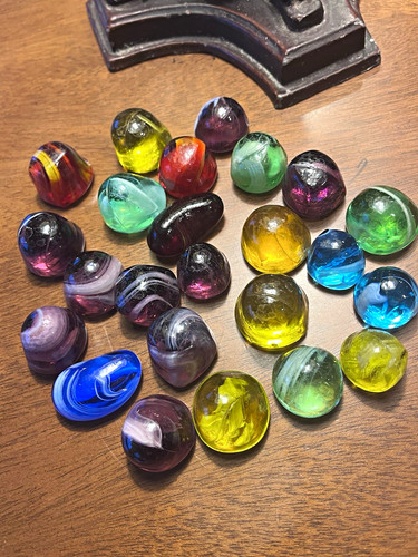 Glass marbles lot 24 - marbles, of